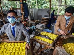 Demi Menarik Pelanggan, Penjual Ketoprak hingga Tahu Ini Pakai Kostum Nyentrik