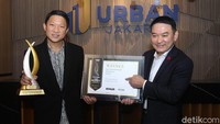 Robert Soeharsono, Founder PT Urban Jakarta Propertindo Tbk  menerima piala Asia Property Awards 2020 (APA) sebagai pemenang kategori Best Breakthrough Developer se-Asia yang disampaikan oleh Hendra Hartono selaku perwakilan juri dari Indonesia yang juga adalah CEO PT. Istimewa