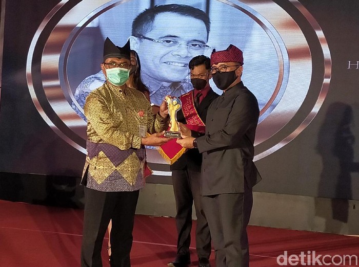 Universitas di Banyuwangi Beri Penghargaan Bupati Anas Sebagai Tokoh Inspiratif 2020