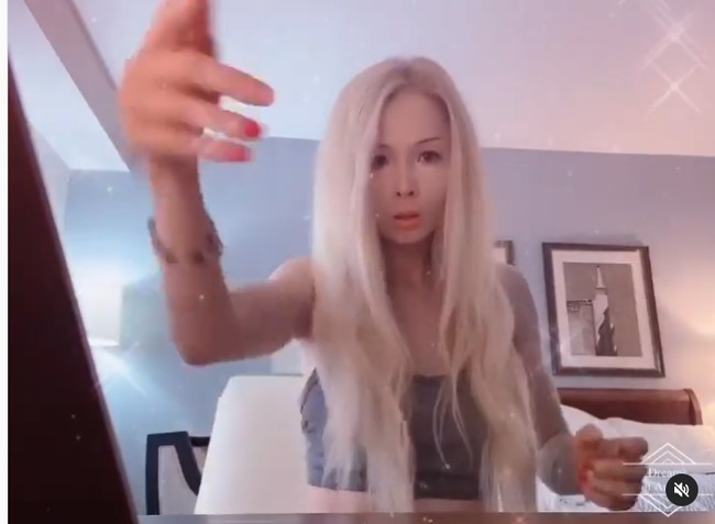 Wanita 34 tahun itu biasanya menggunakan makeup dengan softlens biru atau abu-abu agar penampilannya mirip Barbie. Tapi kini di berbagai kesempatan, dia memilih menunjukkan wajah aslinya.  Foto: Instagram