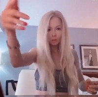 Wanita 34 tahun itu biasanya menggunakan makeup dengan softlens biru atau abu-abu agar penampilannya mirip Barbie. Tapi kini di berbagai kesempatan, dia memilih menunjukkan wajah aslinya.  Foto: Instagram