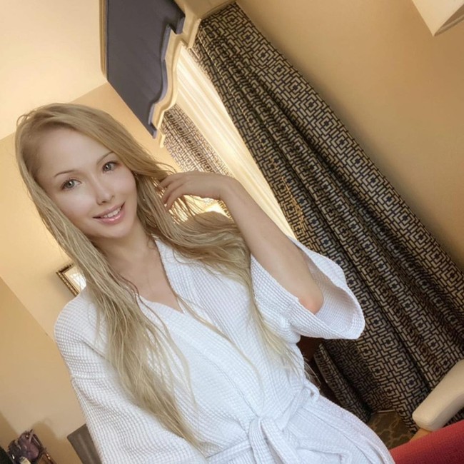 Seperti pada penampilannya kali ini. Valerie tidak menggunakan makeup, bahkan produk alis sekalipun. Wajahnya tampak pucat.  Foto: Instagram