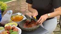 Penyanyi berusia 33 tahun yang satu ini ternyata mahir ngerujak. Dengan kacamata hitam, Aura bagikan momennya saat membuat sambal rujak lengkap dengan buah-buahan. Foto: Instagram @aurakasih