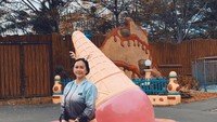 Foto di derah Ancol, Aura berpose manis di belakang miniatur es krim berwarna merah muda yang meleleh. Foto: Instagram @aurakasih