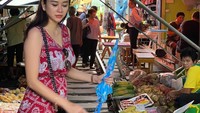 Nah kalau ini momen Aura saat jalan-jalan ke luar negeri. Ia sempat mampir ke pasar tradisional yang ada di sana, sambil memilih buah segar. Foto: Instagram @aurakasih