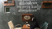 Kalau ini pose santai Aura saat tengah ngopi di salah satu kafe kekinian bernuansa vintage.  Foto: Instagram @aurakasih