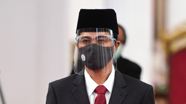 Wakil Menteri Kesehatan Dante Saksono Harbuwono mengikuti upacara pelantikan menteri dan wakil menteri Kabinet Indonesia Maju di di Istana Negara, Jakarta, Rabu (23/12/2020). Presiden melantik lima wakil menteri Kabinet Indonesia Maju sisa periode jabatan 2019-2024 yakni Pahala Mansury sebagai Wakil Menteri BUMN, Letjen TNI Muhammad Herindra sebagai Wakil Menteri Pertahanan, Edward Omar Sharif Hiariej sebagai Wakil Menteri Hukum dan HAM, Dante Saksono Harbuwono sebagai Wakil Menteri Kesehatan dan Harvick Hasnul Qolby sebagai Wakil Menteri Pertanian. (BPMI Setpres/Muchlis Jr)