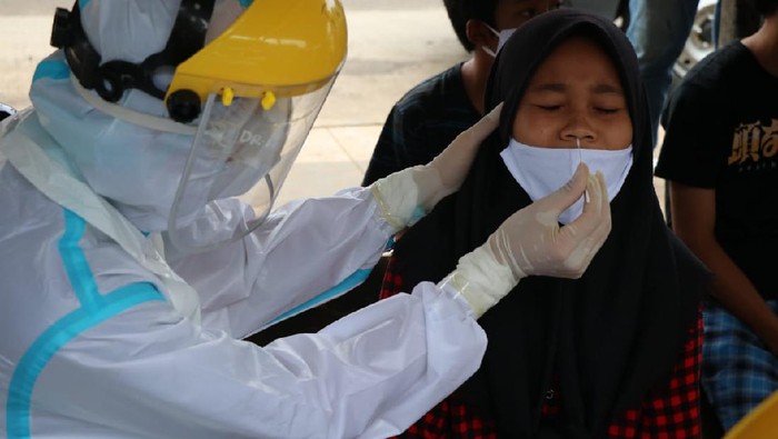 Warga yang tidak memakai masker di pasar di Jepara langsung dites swab antigen, Rabu (23/12/2020).