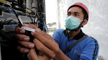 Saat ini jaringan PT XL Axiata Tbk (XL Axiata) telah membentang dari Sabang hingga ke Merauke, termasuk di kawasan perkotaan maupun pedalaman, dengan 100% jaringan LTE. Hingga Desember 2020 ini, jangkauan layanan XL Axiata mencakup 34 provinsi, 458 kota/kabupaten, dan 60.623 desa, termasuk 353 desa 3T (USO) dengan total BTS sebanyak 143 ribu. Serta didukung oleh jaringan fiber optic yang membentang sepanjang lebih dari 100.000 km di seluruh Indonesia. Foto: dok. XL Axiata