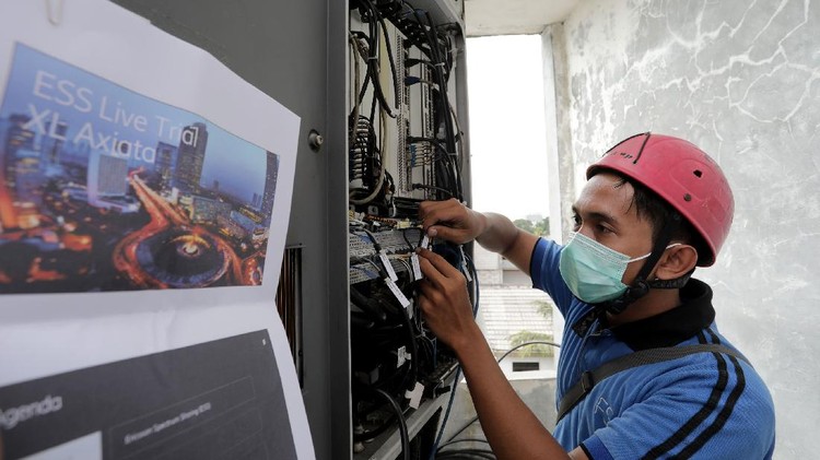 XL Mulai Uji Coba Layanan 5G XL Axiata sudah memulai uji coba Dynamic Spectrum Sharing (DSS) untuk pengimplementasian layanan 5G di kawasan Depok, Jawa Barat, Rabu (23/2/2020). XL Axiata terus berupaya mempersiapkan jaringan untuk implementasi layanan 5G. Sejumlah inisiatif telah dilaksanakan guna meningkatkan kapasitas jaringan dan efisiensi jaringan yang mencakup radio, transport, dan core.