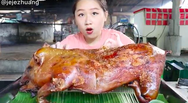 5 Aksi Mukbang Babi Guling yang Curi Perhatian, dari Medan hingga Bali!