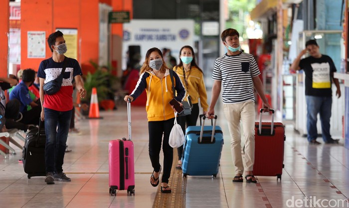 Pemudik memadati Terminal Kampung Rambutan, Jakarta. Hingga kini tercatat sebanyak 5.869 penumpang telah keluar Jakarta melalui terminal ini.