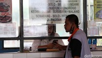 Warga tampak membeli tiket.