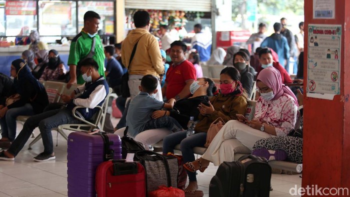 Pemudik memadati Terminal Kampung Rambutan, Jakarta. Hingga kini tercatat sebanyak 5.869 penumpang telah keluar Jakarta melalui terminal ini.