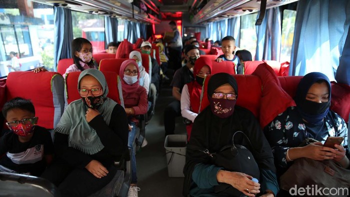 Pemudik memadati Terminal Kampung Rambutan, Jakarta. Hingga kini tercatat sebanyak 5.869 penumpang telah keluar Jakarta melalui terminal ini.