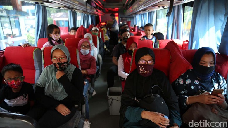5.869 Penumpang Telah Keluar Jakarta dari Terminal Kampung Rambutan Pemudik memadati Terminal Kampung Rambutan, Jakarta. Hingga kini tercatat sebanyak 5.869 penumpang telah keluar Jakarta melalui terminal ini.