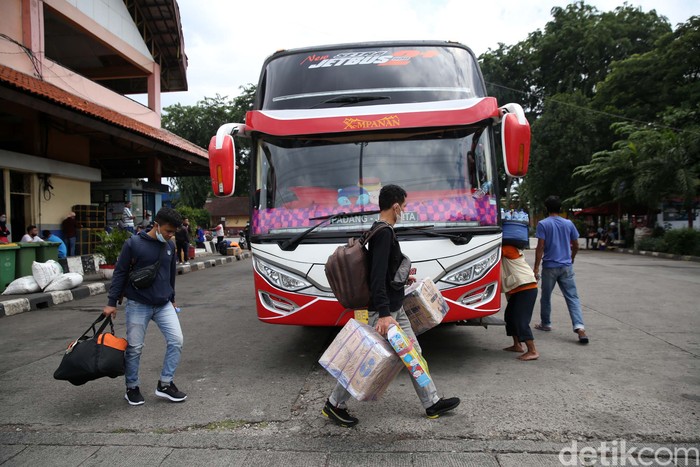 Pemudik memadati Terminal Kampung Rambutan, Jakarta. Hingga kini tercatat sebanyak 5.869 penumpang telah keluar Jakarta melalui terminal ini.