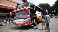 Sejumlah calon penumpang bersiap memasuki bus di Terminal Kampung Rambutan, Jakarta, Kamis (24/12/2020).
