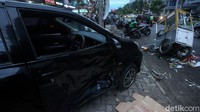 Sebuah mobil menabrak gerobak makanan pempek hingga mengalami rusak yang cukup parah.