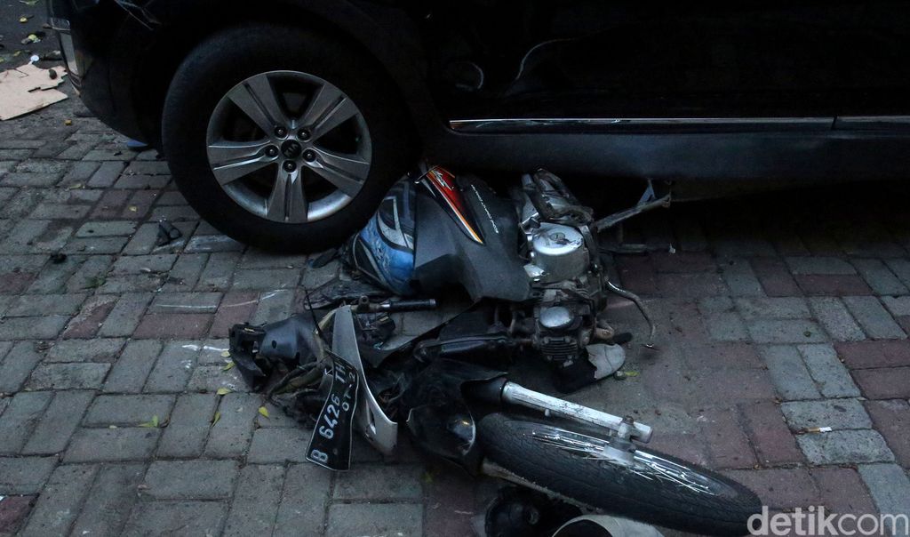 Sebuah mobil menabrak gerobak pedagang pempek di kawasan Pantai Indah Kapuk, Jakarta. Selain gerobak pempek, sebuah motor juga ringsek akibat kecelakaan itu.