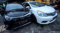 Tak hanya gerobak pempek, sejumlah motor dan mobil yang terparkir ikut menjadi korban.