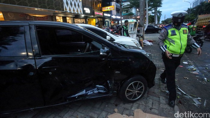 Sebuah mobil menabrak gerobak pedagang pempek di kawasan Pantai Indah Kapuk, Jakarta. Selain gerobak pempek, sebuah motor juga ringsek akibat kecelakaan itu.