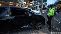 Sementara dua orang korban lainnya diketahui langsung dilarikan ke rumah sakit terdekat untuk mendapat perawatan.