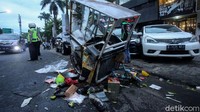 Petugas kepolisian tampak mengatur lalu lintas di area sekitar kecelakaan tersebut.