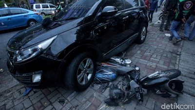 Motor-Gerobak Makanan Ringsek Gegara Kecelakaan Mobil di PIK