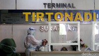 Para pemudik yang tiba di Terminal Tirtonadi dengan menaiki kendaraan bus Antar Kota Antar Provinsi (AKAP) pun kemudian diarahkan untuk menjalani tes antigen.
