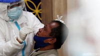 Seorang penumpang tampak sedang menjalani swab test antigen di Terminal Tirtonadi Solo.