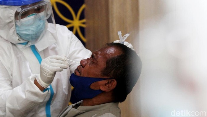 Ada Layanan Tes Antigen Gratis Lho di Terminal Tirtonadi Solo Terminal Tirtonadi menyediakan layanan swab antigen gratis bagi pemudik yang datang ke Solo. Hal itu dilakukan untuk cegah penyebaran COVID-19 saat libur nataru