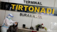 Petugas medis sedang mengambil sampel lendir penumpang bus untuk tes usap atau Swab Antigen di Terminal Tirtonadi, Solo, Jawa Tengah, Kamis (24/12/2020).