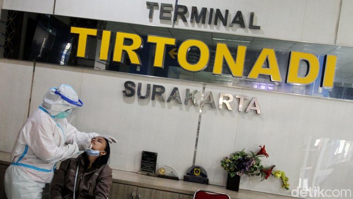 Terminal Tirtonadi menyediakan layanan swab antigen gratis bagi pemudik yang datang ke Solo. Hal itu dilakukan untuk cegah penyebaran COVID-19 saat libur nataru