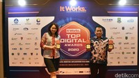 Penghargaan diterima oleh SEVP TI PT Askrindo, S. Djoko Setiono dan Corporate Communication PT Askrindo, Sri Lukmiyati di Jakarta.