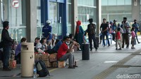 Sejumlah penumpang tampak hilir mudik beraktivitas di kawasan Terminal Pulogebang, Jakarta.