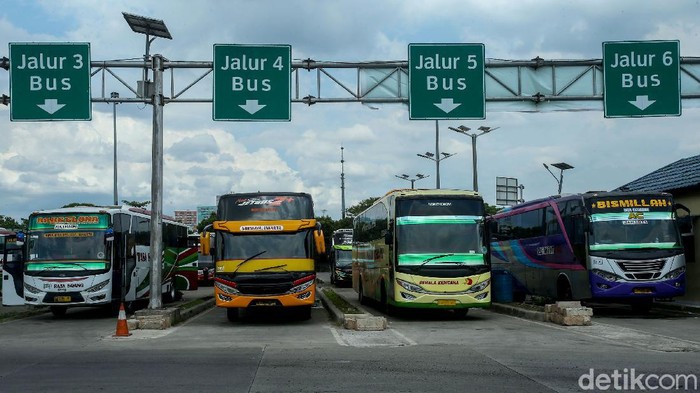 Sejumlah penumpang hilir mudik beraktivitas di Terminal Pulogebang, Jakarta. Mereka manfaatkan momen libur nataru untuk melakukan perjalanan ke luar kota.
