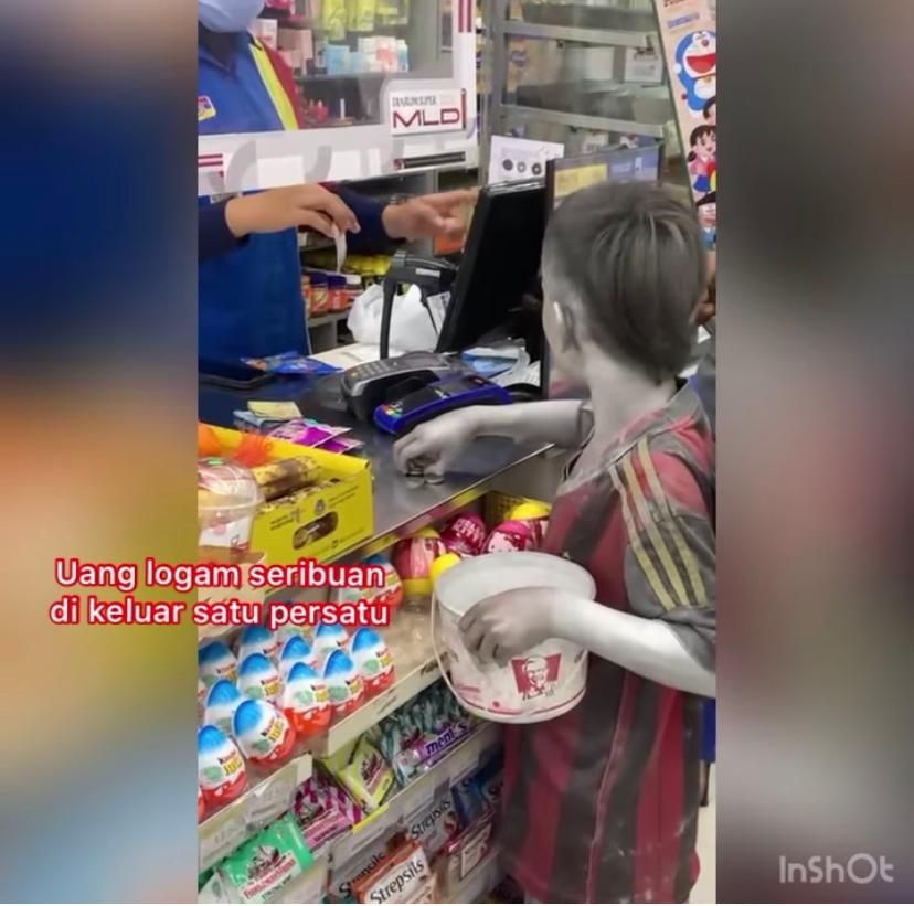 Bocah 'Silver' Ini Menahan Lapar Demi Beri Makan Kucing Jalanan