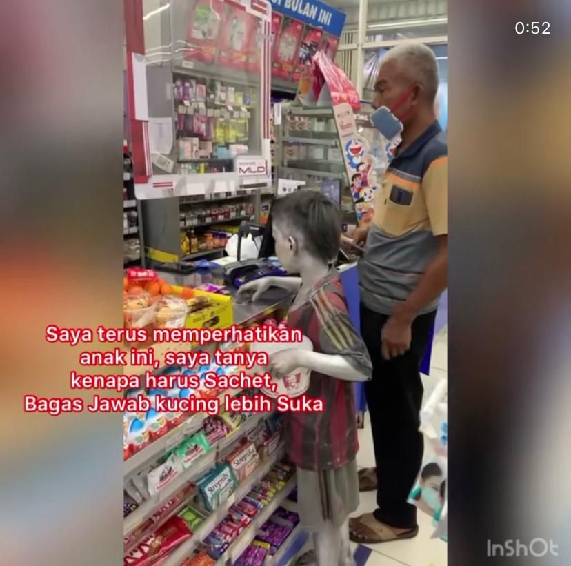 Bocah 'Silver' Ini Menahan Lapar Demi Beri Makan Kucing Jalanan