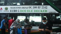 Momen libur Natal dan tahun baru kerap dimanfaatkan warga untuk pergi ke luar kota untuk mudik ke kampung halaman maupun berwisata bersama keluarga. Tak sedikit diantaranya memilih menaiki bus double decker alias bus tingkat untuk melakukan perjalanan jarak jauh.