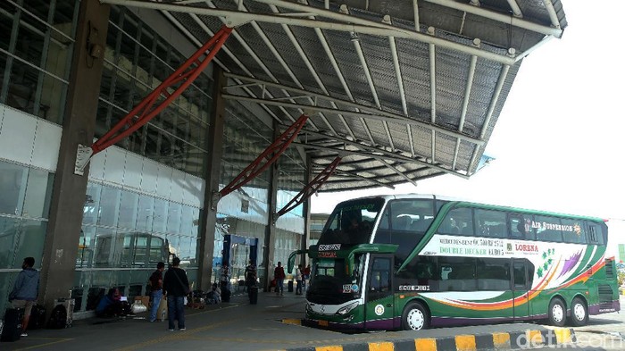 Momen libur nataru kerap dimanfaatkan warga untuk pergi ke luar kota. Tak sedikit warga yang pilih menaiki bus double deck untuk perjalanan jarak jauh.