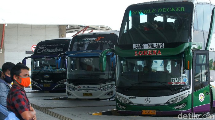 Momen libur nataru kerap dimanfaatkan warga untuk pergi ke luar kota. Tak sedikit warga yang pilih menaiki bus double deck untuk perjalanan jarak jauh.