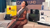 Demi Rose tengah melakukan tur ke Afrika. Ia menyesuaikan penampilannya dengan mengenakan busana seperti hewan-hewan liar di Afrika. Salah satunya busana panjang bermotif kulit macan tutul. Foto: (Instagram)