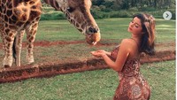 Demi Rose tampak menikmati pemandangan Afrika dengan berjemur di alam terbuka. (Instagram)