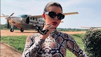 Demi Rose juga tampil mengenakan busana turtleneck dengan corak kulit ular. (Instagram)