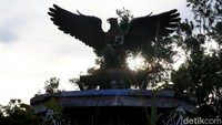 Sayangnya, Tugu yang tepat berada ditepi jalan sebelah kiri sebelum memasuki ke areal Pos Lintas Batas Negara (PLBN) Nanga Badau ini kondisinya tak terawat.