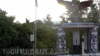 Padahal Tugu kedaulatan itu merupakan salah satu cerminan bahwa masyarakat di Daerah Perbatasan Nanga Badau itu, masih memiliki jiwa dan raga yang cinta akan Indonesia.