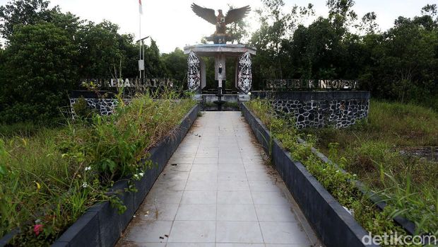 Tugu Kedaulatan Republik Indonesia (RI) jadi salah satu Ikon kebanggan di perbatasan Indonesia-Malaysia, tepatnya di Nanga Badau, Kapuas Hulu, Kalimantan Barat. Sayang, kondisinya kini tak terawat.