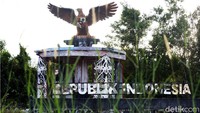 Tugu Burung Garuda yang dibangun oleh Pemerintah itu terlihat sangat gagah dan kokoh di Perbatasan Nanga Badau, Kecamatan Badau, Kabupaten Kapuas Hulu, Kalimantan Barat.