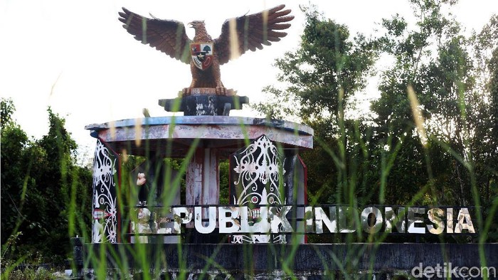 Duh, Tugu Kedaulatan NKRI di Badau Ini Tak Terawat Tugu Kedaulatan Republik Indonesia (RI) jadi salah satu Ikon kebanggan di perbatasan Indonesia-Malaysia, tepatnya di Nanga Badau, Kapuas Hulu, Kalimantan Barat. Sayang, kondisinya kini tak terawat.